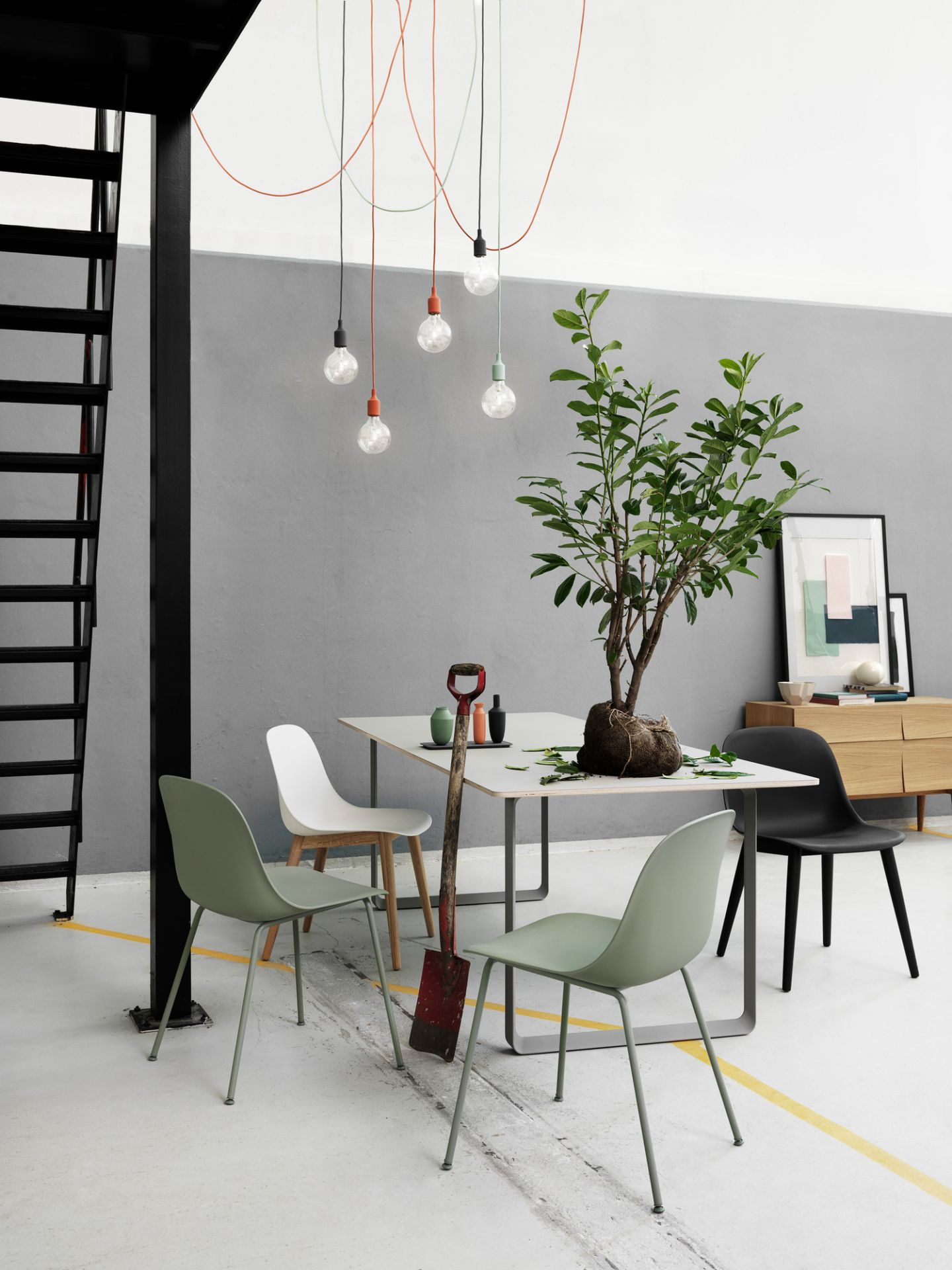 Esszimmer mit Muuto Fiber Side Chair Tube Base Stühlen in Grün, Weiß und Schwarz.