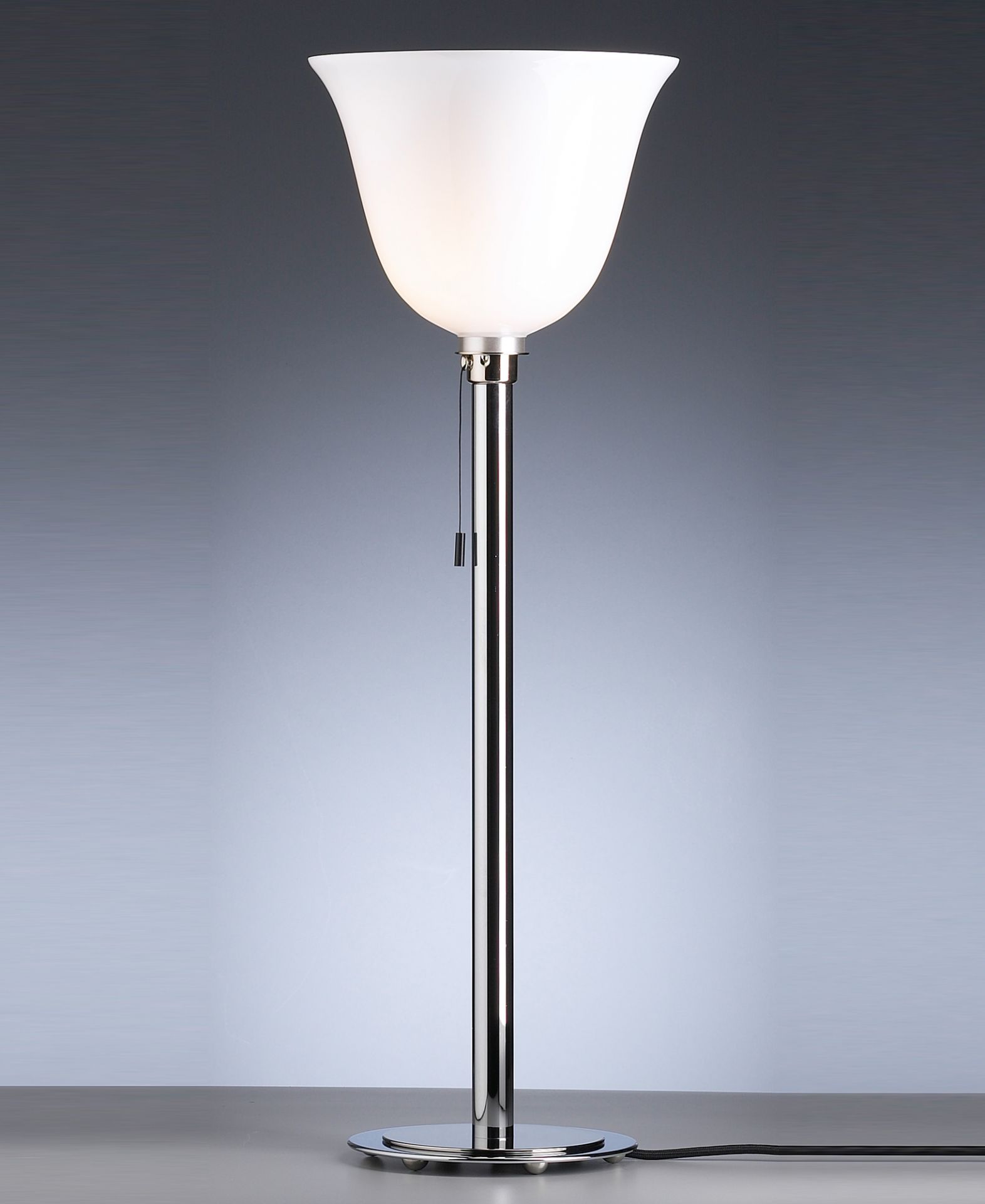 AD 30 Stehleuchte von Tecnolumen: Art Déco Lampe mit weißem Glasschirm und Chromgestell.