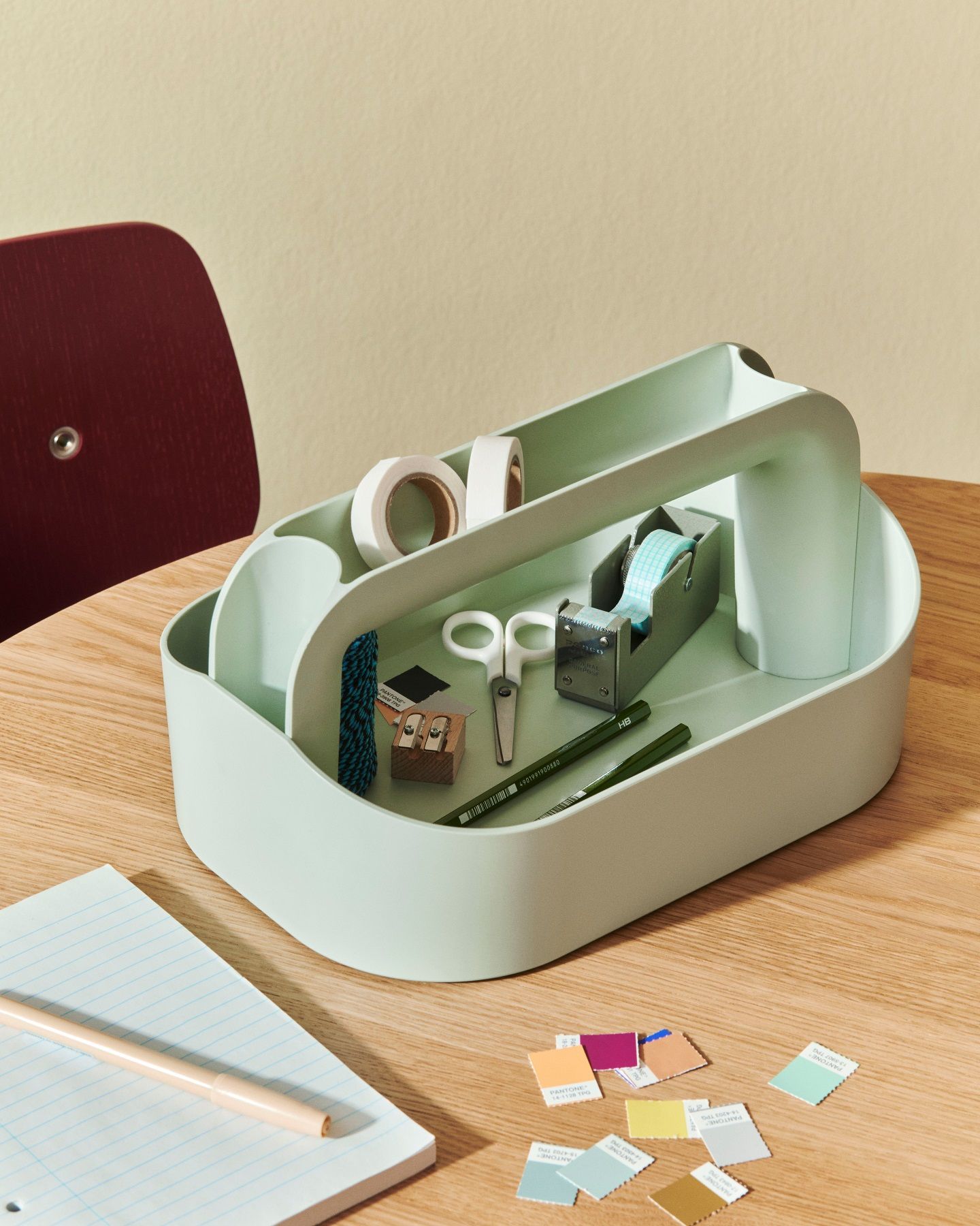 Helle Hay Tool Box Recycled Organisationsbox auf Tisch mit Büroartikeln und Farbmustern.