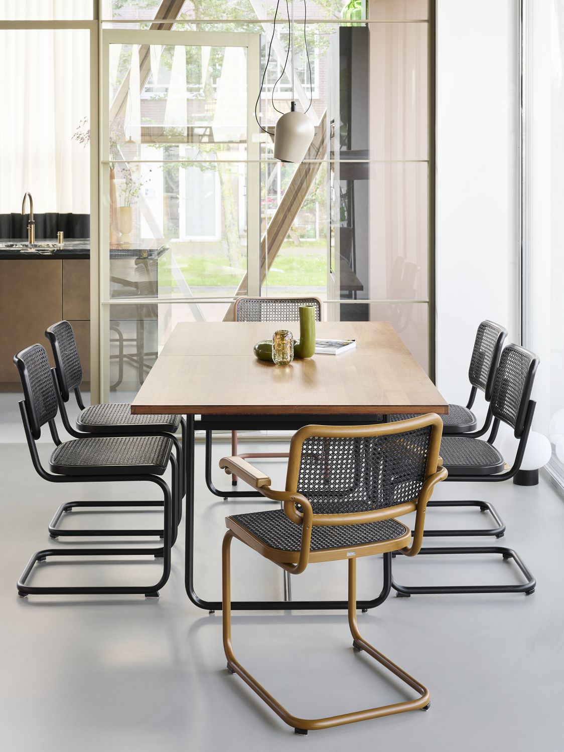 Esszimmer mit Holztisch und Thonet S 32 V Freischwinger Stühlen mit Stahlrohrgestell und Wiener Geflecht.