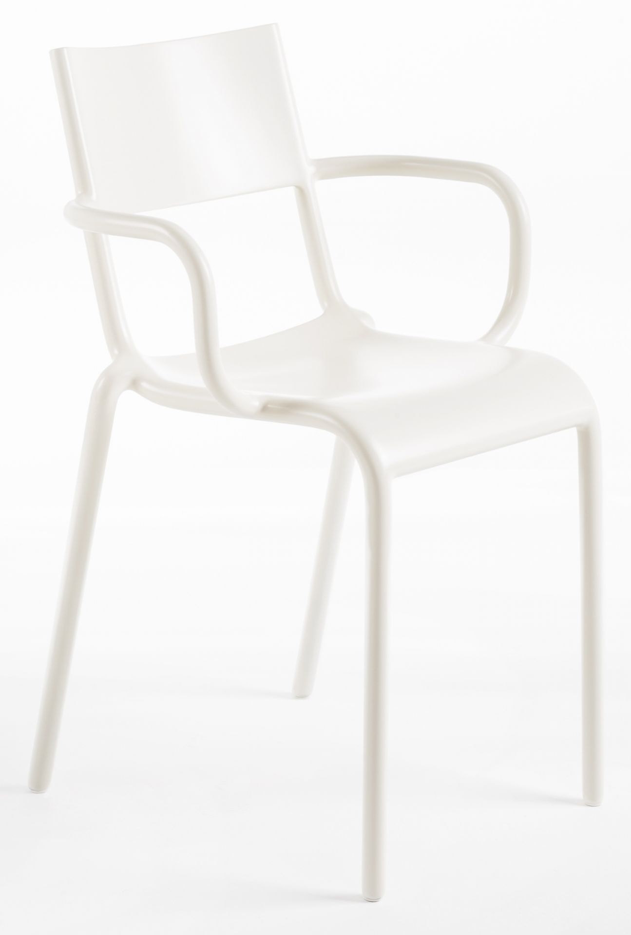 Weißer A Stuhl im Kartell-Design. Moderner Armlehnstuhl für Esszimmer und Wohnbereich.