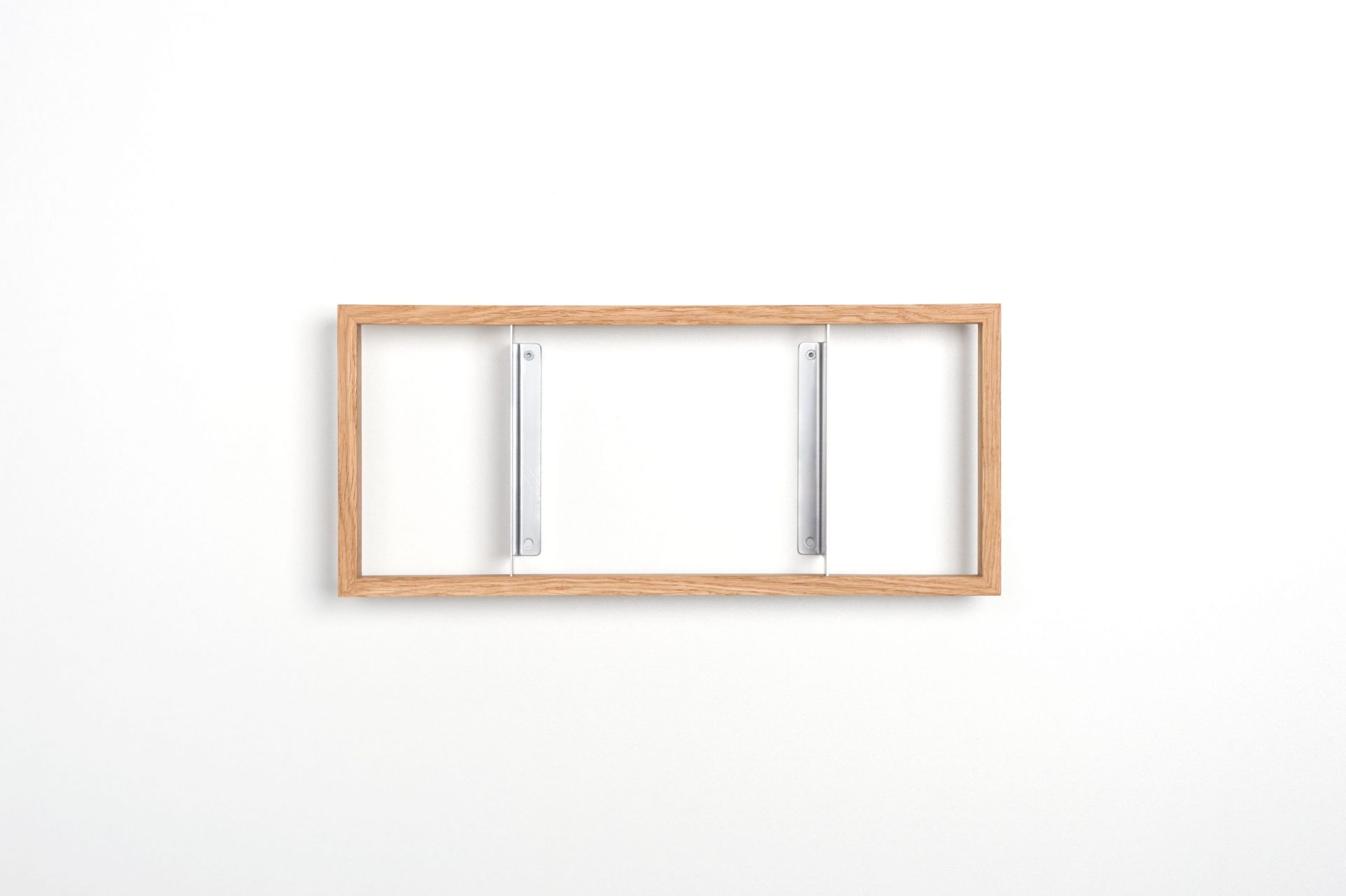 Schlichtes Eiche Regal "b" als EINZELSTÜCK, Wandregal mit minimalistischem Design und Metallhalterungen.