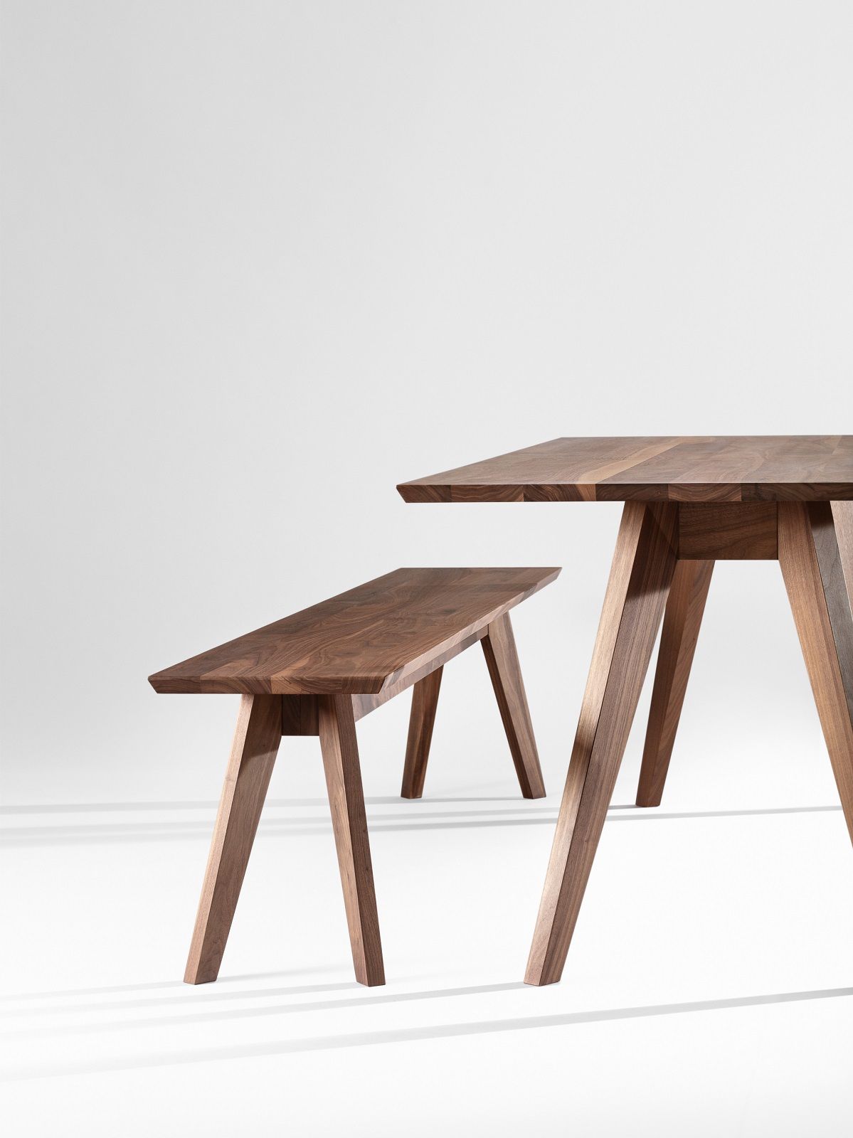 CENA Tisch mit passender Holzbank, Esstisch rechteckig aus Massivholz im modernen Zeitraum Design.