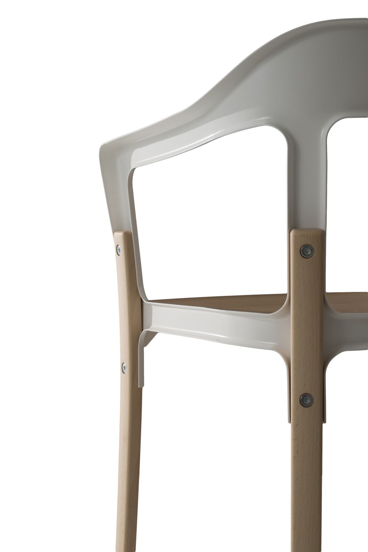 Detailaufnahme des Magis Steelwood Chair Stuhls mit Holzbeinen und weißer Sitzschale, modernes Möbeldesign.