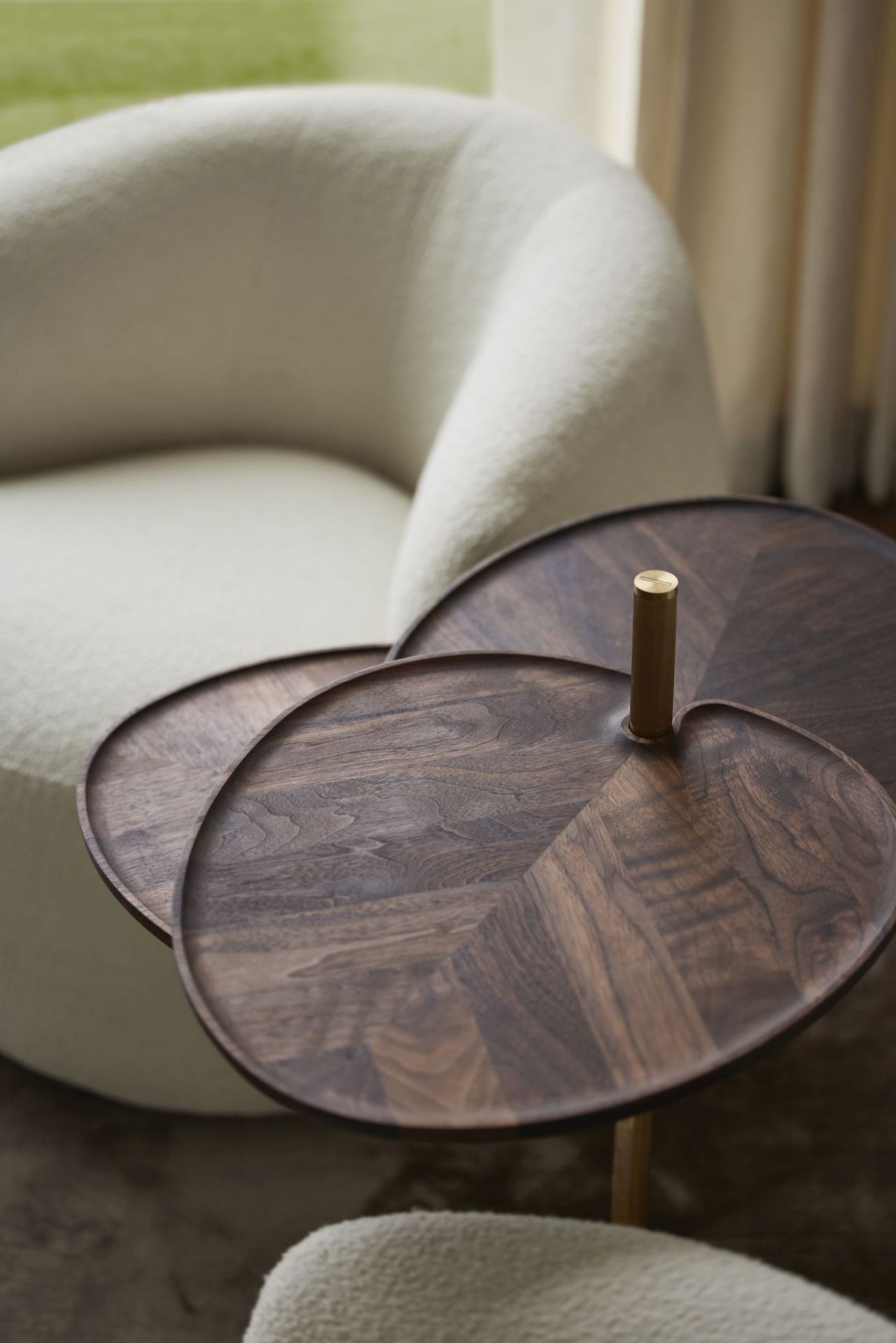 Leaf 3 Side Table Beistelltisch aus dunklem Holz mit drei Ebenen und goldenem Detail.