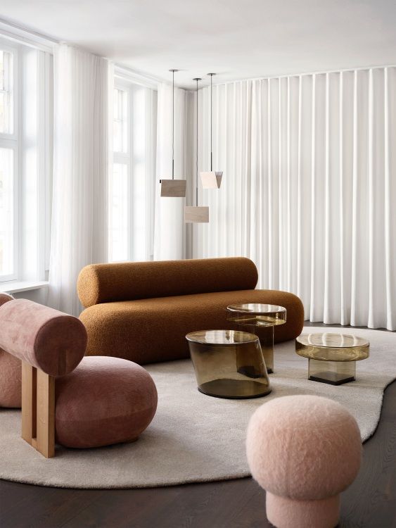 Wohnzimmer-Szene mit braunem Hippo Lounge Chair Sessel von NORR11 und passenden Möbeln auf Teppich.