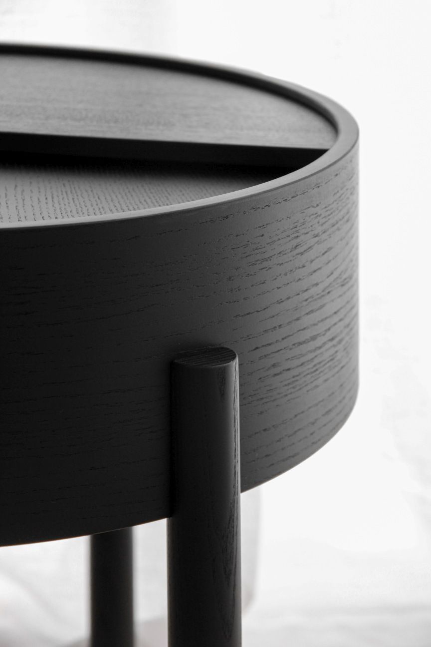 Detailaufnahme: Schwarzer Arc Side Table Beistelltisch von Woud, runde Form, Holzstruktur.