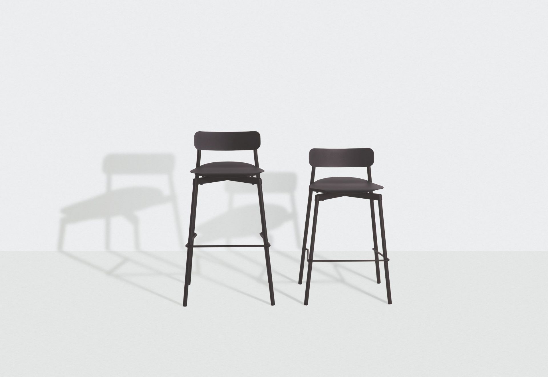 Zwei braunrote Fromme Barhocker H 75 cm von Petite Friture auf weißem Hintergrund. Barstuhl, Sitzmöbel.
