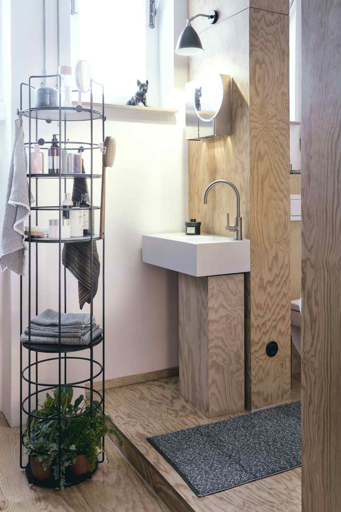 Bazar Standgarderobe von Richard Lampert, basaltgrau, im Badezimmer mit Handtüchern und Badutensilien.