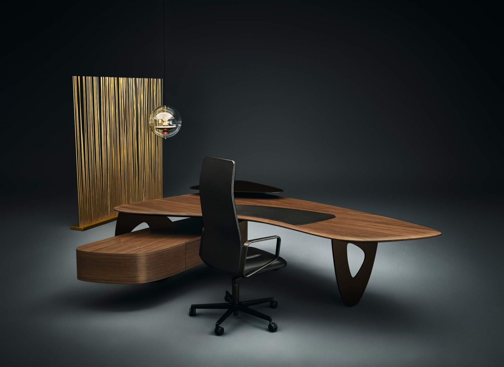 Walter Knoll Leadchair Executive Bürostuhl in Schwarz vor modernem Holzschreibtisch mit goldenem Raumteiler.