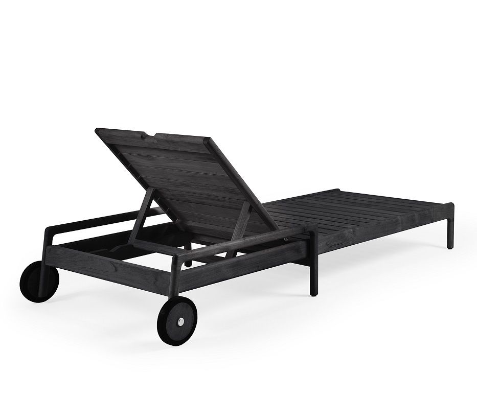 Ethnicraft Jack Outdoor Liege aus Teakholz, schwarz lackiert, mit verstellbarer Rückenlehne und Rädern.