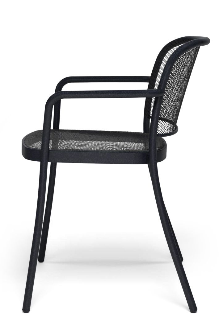 Schwarzer Cafè Armchair Armlehnstuhl von Emu für den Außenbereich, Seitenansicht auf weißem Hintergrund.