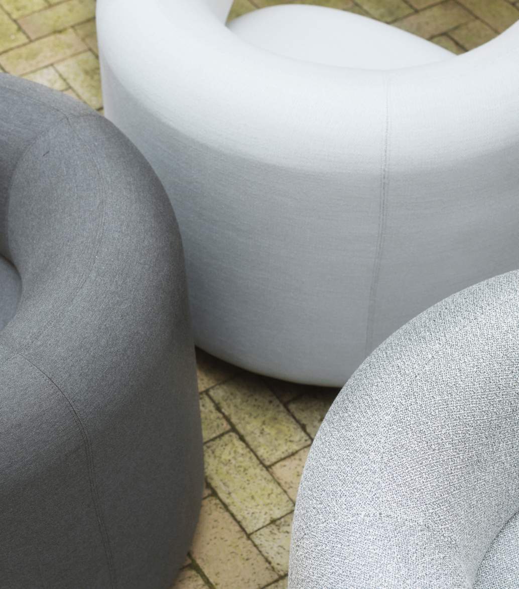 Detailaufnahme von drei Burra Lounge Sesseln von Normann Copenhagen in Grau und Weiß.