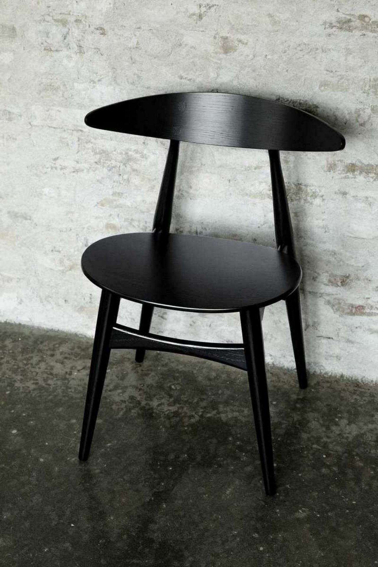 Schwarzer CH33 Stuhl von Carl Hansen, ungepolstert, mit runder Sitzfläche und filigranem Holzgestell.