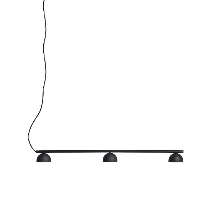 Schwarze Blush Rail Pendelleuchte von Northern mit drei Lampenschirmen an einer horizontalen Stange.