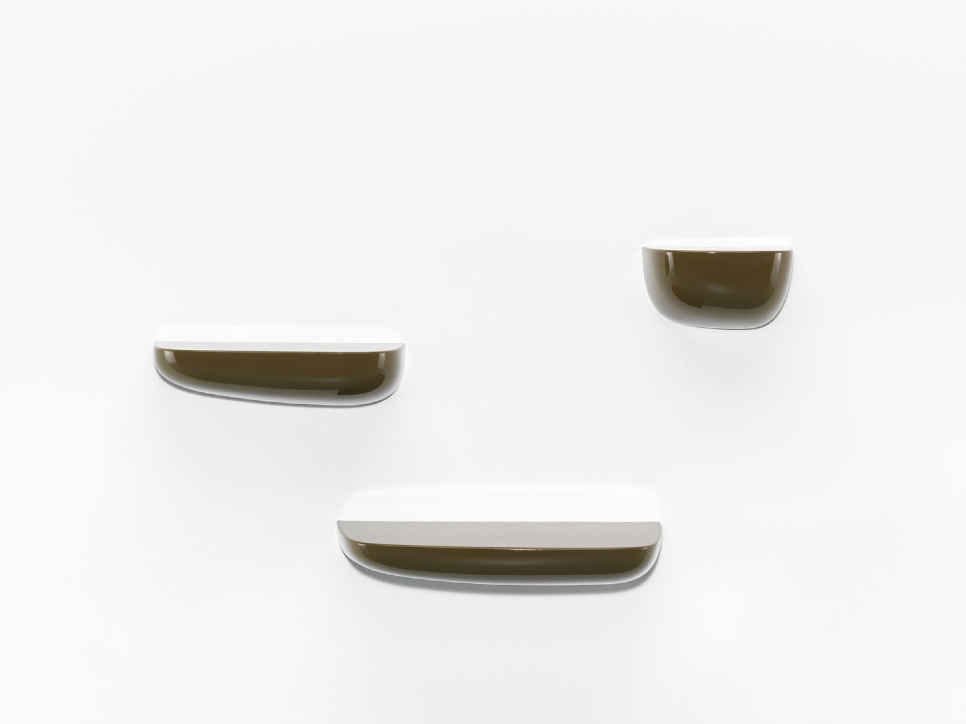 Drei Vitra Corniches Wandboards in Braun und Weiß an einer weißen Wand.