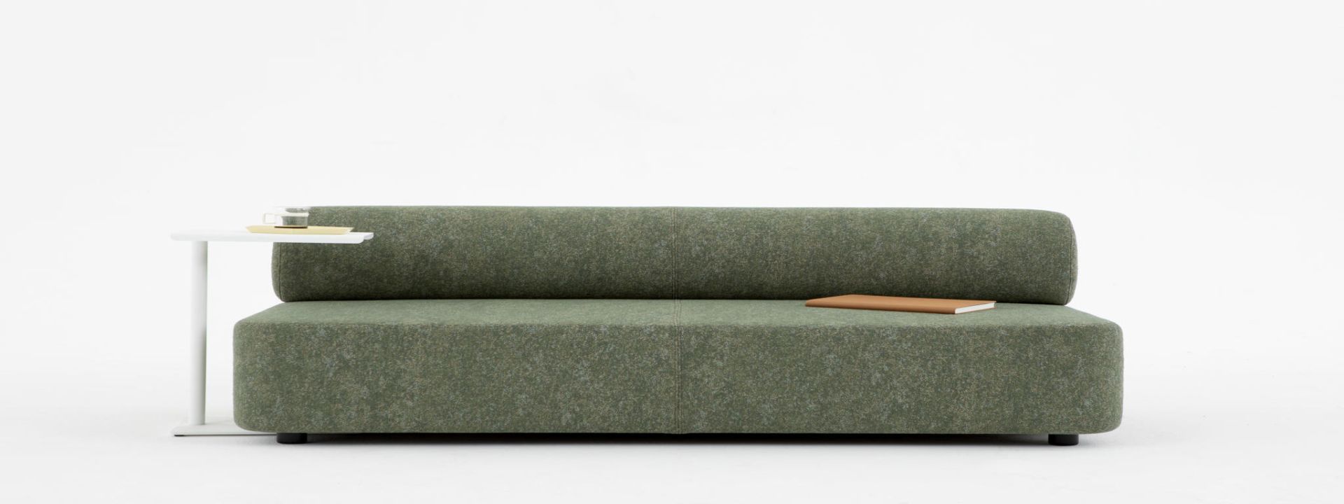 Mezza Sitzelement mit Rückenlehne von Cascando, modernes grünes modulares Sofa mit Beistelltisch.