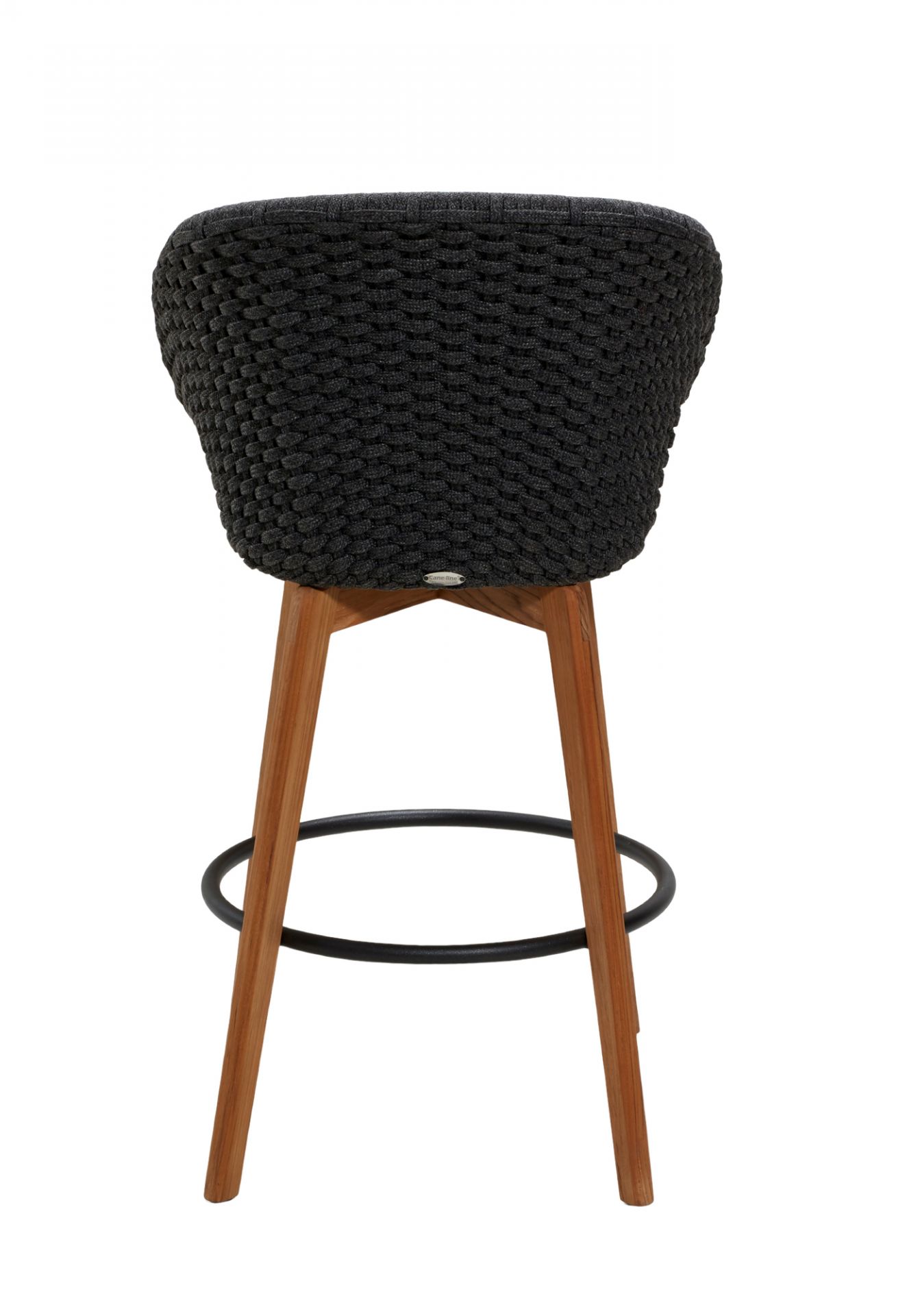 Peacock Barhocker von Cane-Line für den Außenbereich, mit dunklem Geflecht und Holzbeinen.
