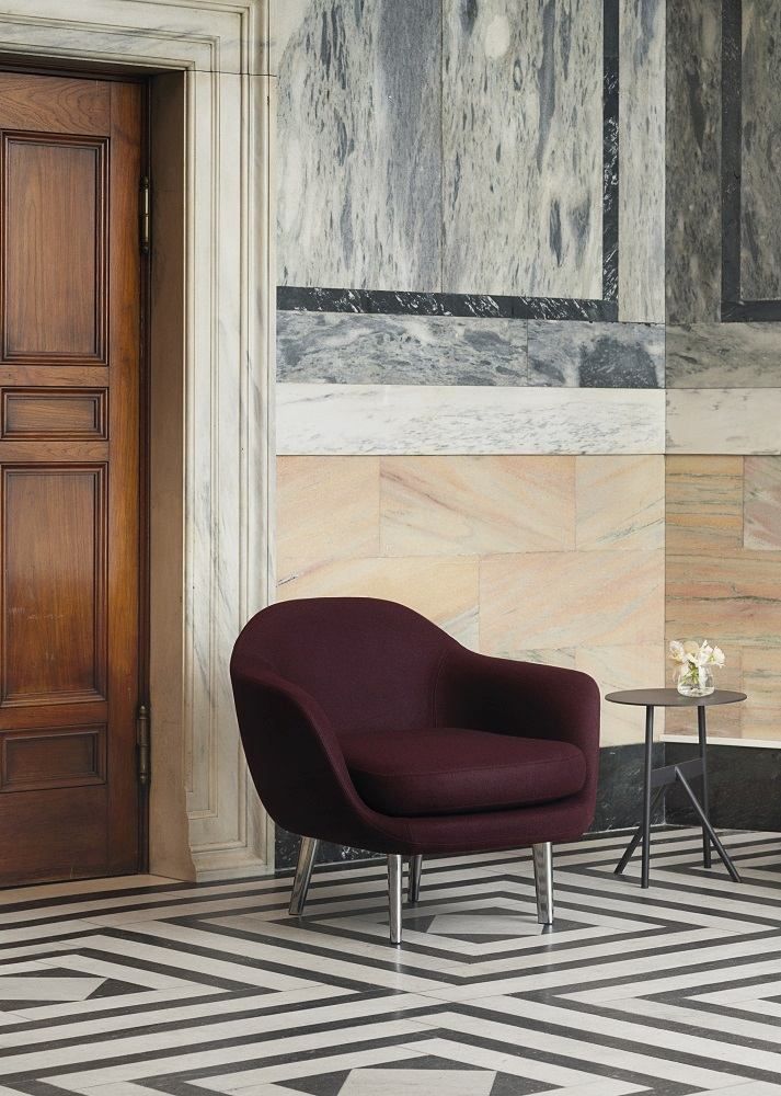 Burgunderroter Sum Lounge Armchair Sessel von Normann Copenhagen mit Stahlbeinen und kleinem Beistelltisch.