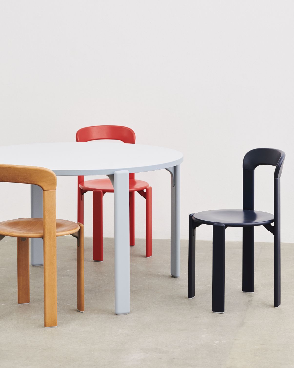 Runder Rey Table Tisch von Hay mit Stühlen in verschiedenen Farben.