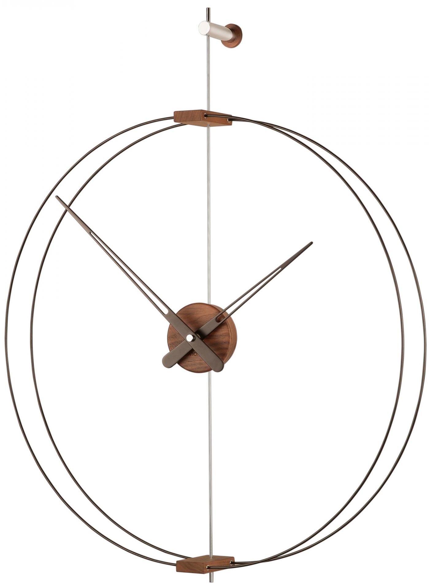Moderne Nomon Wanduhr Barcelona Mini mit Holzdetails und filigranem Metallrahmen.