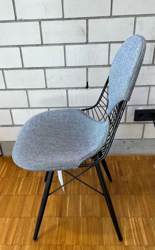 DKW Wire Chair mit blau-elfenbeinfarbener Polsterung, Vitra Design Stuhl für Esszimmer und Wohnbereich.