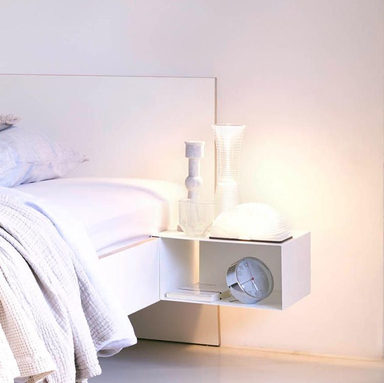 Weißer Nachttisch zum Einhängen am Bett, Modell Stockholm von Richard Lampert, mit Deko.