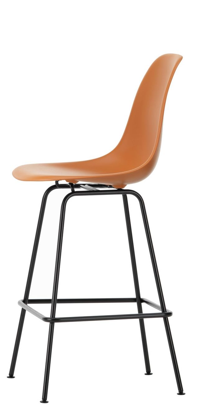 Vitra Eames Plastic Bar Stool in Karamell mit schwarzem Metallgestell, seitliche Ansicht. Moderner Barhocker für Küche oder Bar.