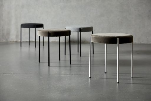 Verpan Series 430 Hocker in verschiedenen Farben, minimalistisches Design mit rundem Sitz und filigranem Metallgestell.