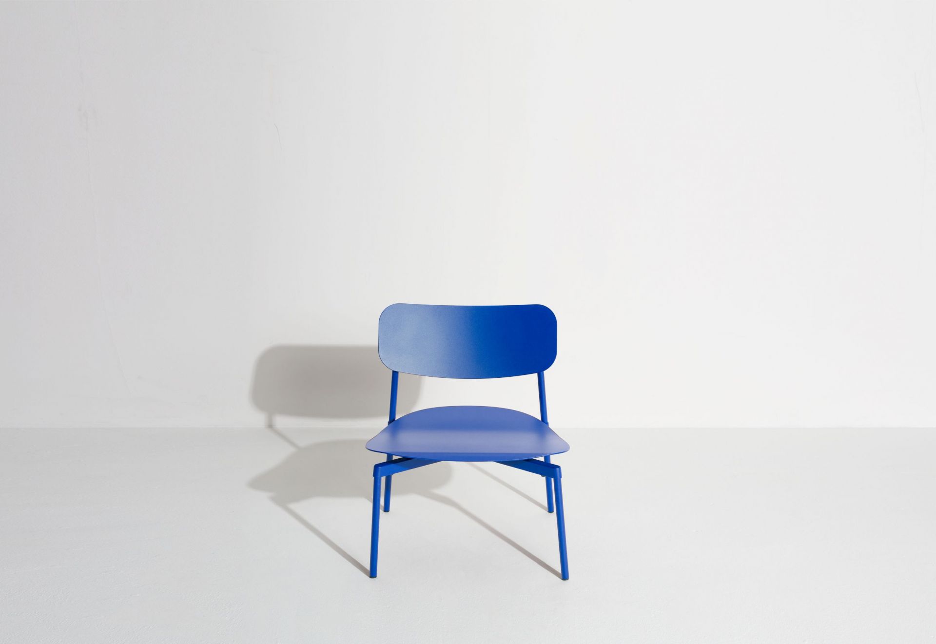 Blauer Fromme Lounge Chair Sessel von Petite Friture, minimalistisches Design für modernes Wohnen.