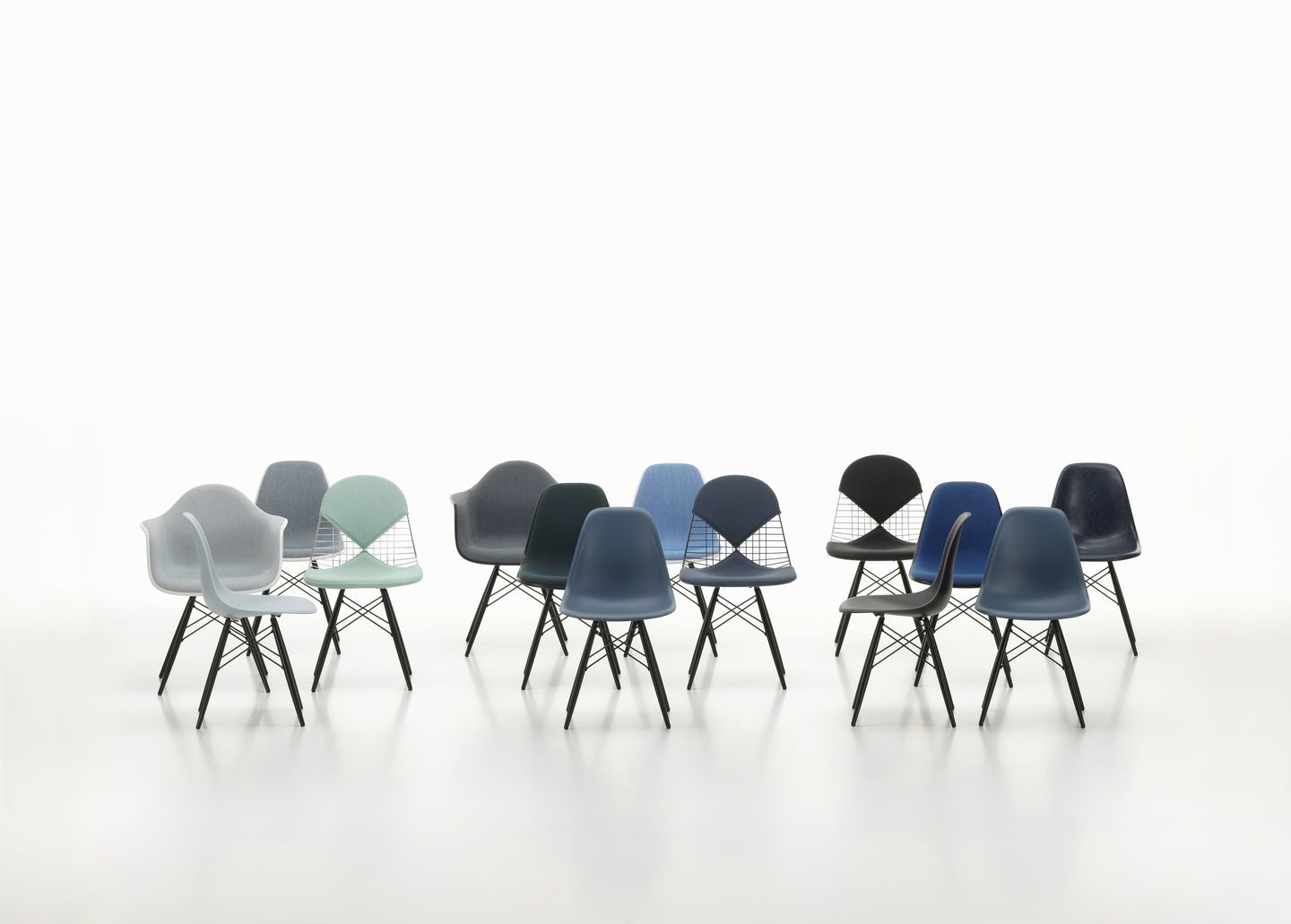 Vitra DKW-5 Wire Chair Stühle mit Sitzkissen in verschiedenen Farben und Ausführungen auf weißem Hintergrund.