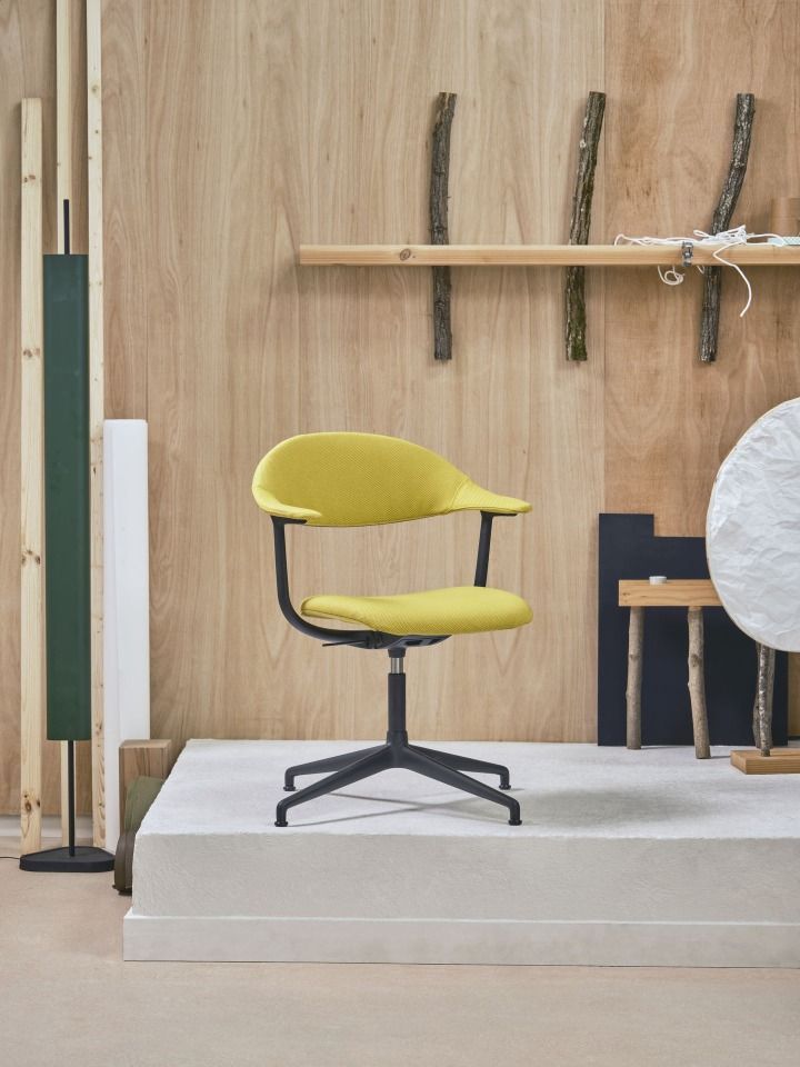 Mynt Bürodrehstuhl von Vitra mit gelbem Sitz und Rückenlehne aus Kunststoff und schwarzem Fußkreuz.