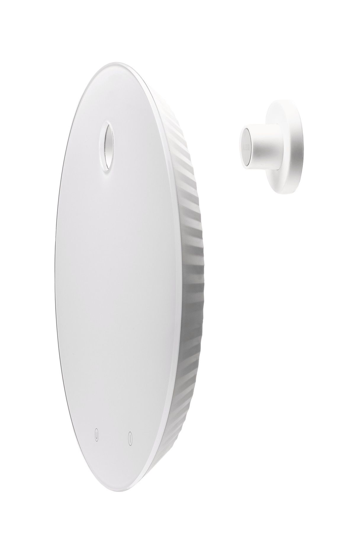 Weiße Alessi Plissé Digitale Küchenwaage MDL16 mit Wandhalterung, moderne Küchenwaage für präzises Wiegen.
