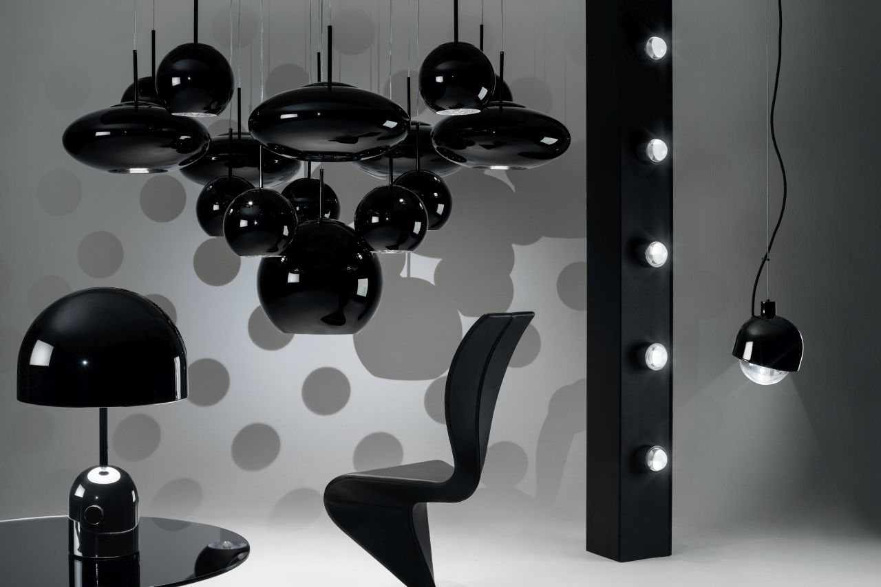 Schwarze Bell Tischleuchte LED von Tom Dixon, moderne Pendelleuchten und Stehleuchte im minimalistischen Design.