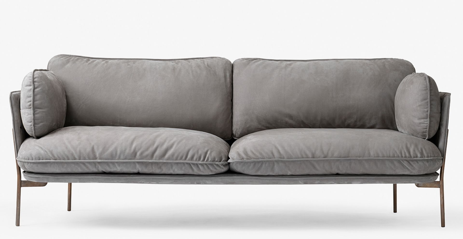 Graues Cloud Sofa von AndTradition: Modernes 3-Sitzer Sofa mit weichen Kissen und minimalistischem Design.