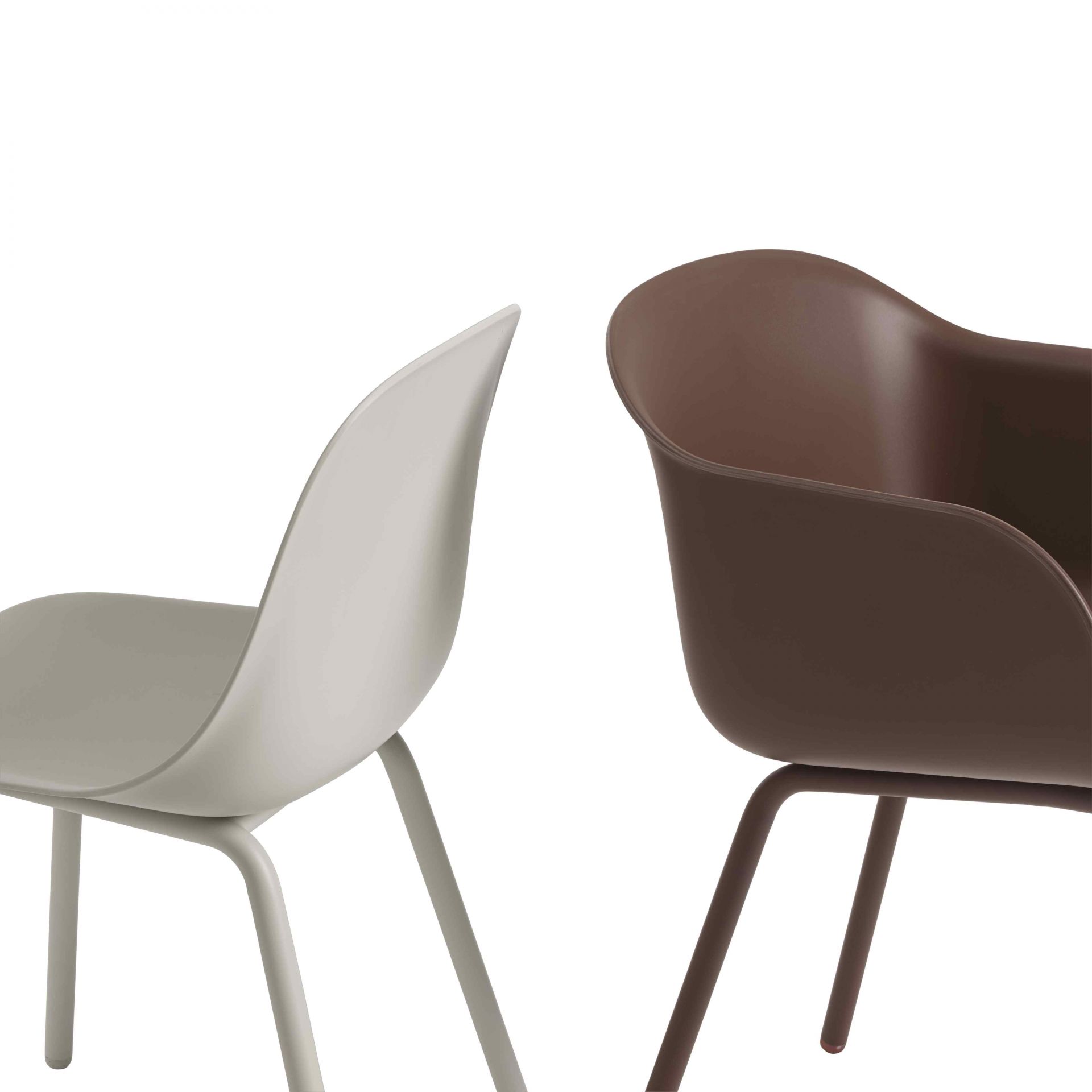 Zwei Muuto Fiber Outdoor Sidechairs in Grau und Braun, moderne Gartenstühle mit Armlehne.