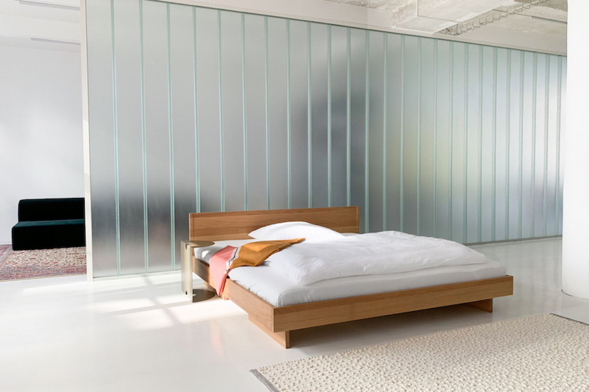 ZIANS Bett Large aus Holz mit Kopfteil und weißer Bettwäsche in modernem Schlafzimmer.