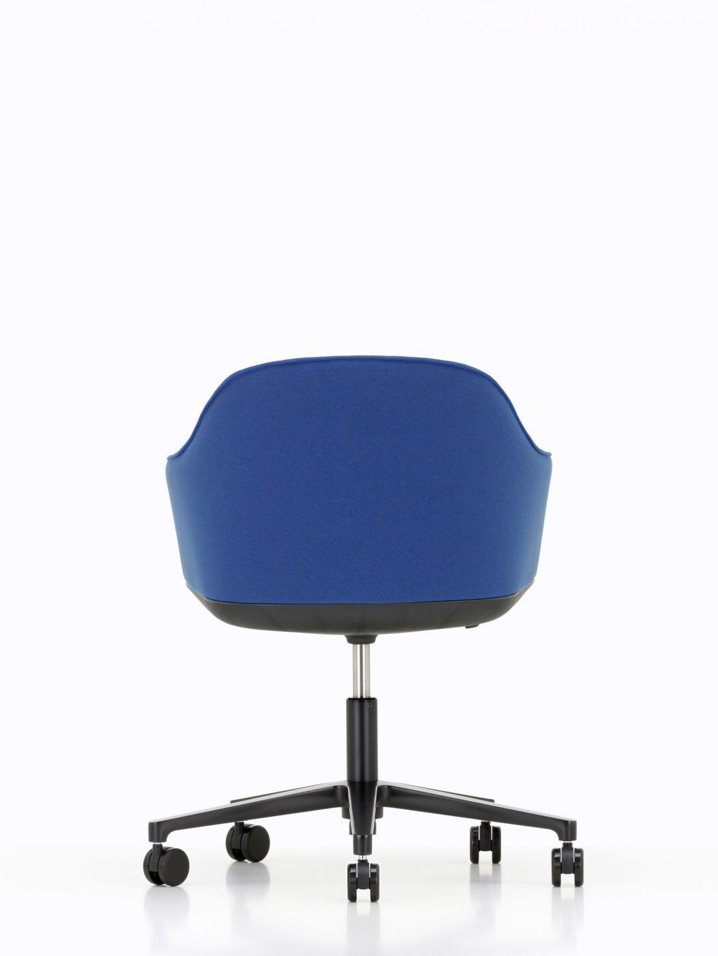 Blauer Vitra Softshell Chair Drehstuhl mit Fünfsternfuß von hinten, Bürostuhl mit Rollen.