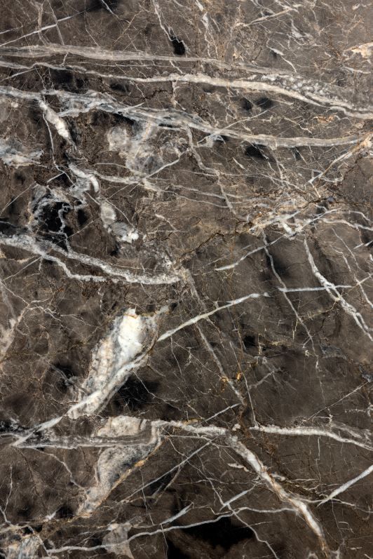 Detailaufnahme der Marmorplatte des Kuyu Marble Couchtischs mit dunklen und weißen Maserungen.