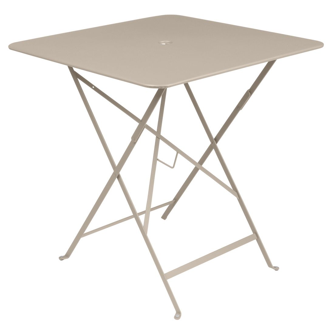 Fermob Bistro+ Tisch für den Außenbereich, quadratisch, klappbar und aus Metall in Taupe.