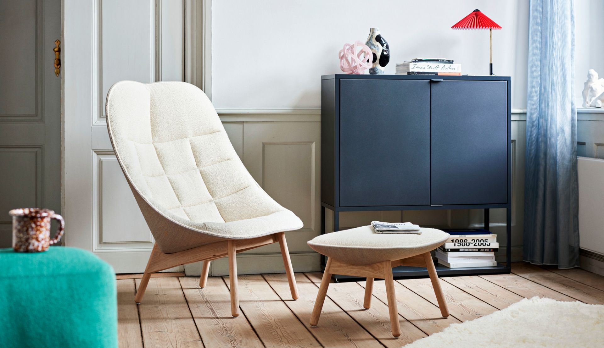Heller Uchiwa Quilt Sessel von Hay mit Holzbeinen und passendem Hocker im Wohnzimmer.