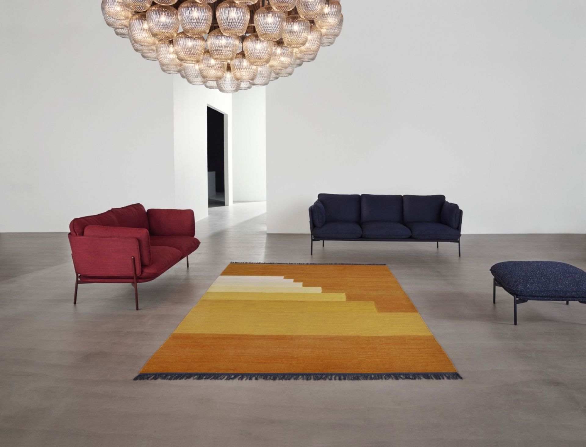 AndTradition Blown SW3 Pendelleuchte über Wohnbereich mit Sofa, Teppich und Sessel, modernes Interior Design.