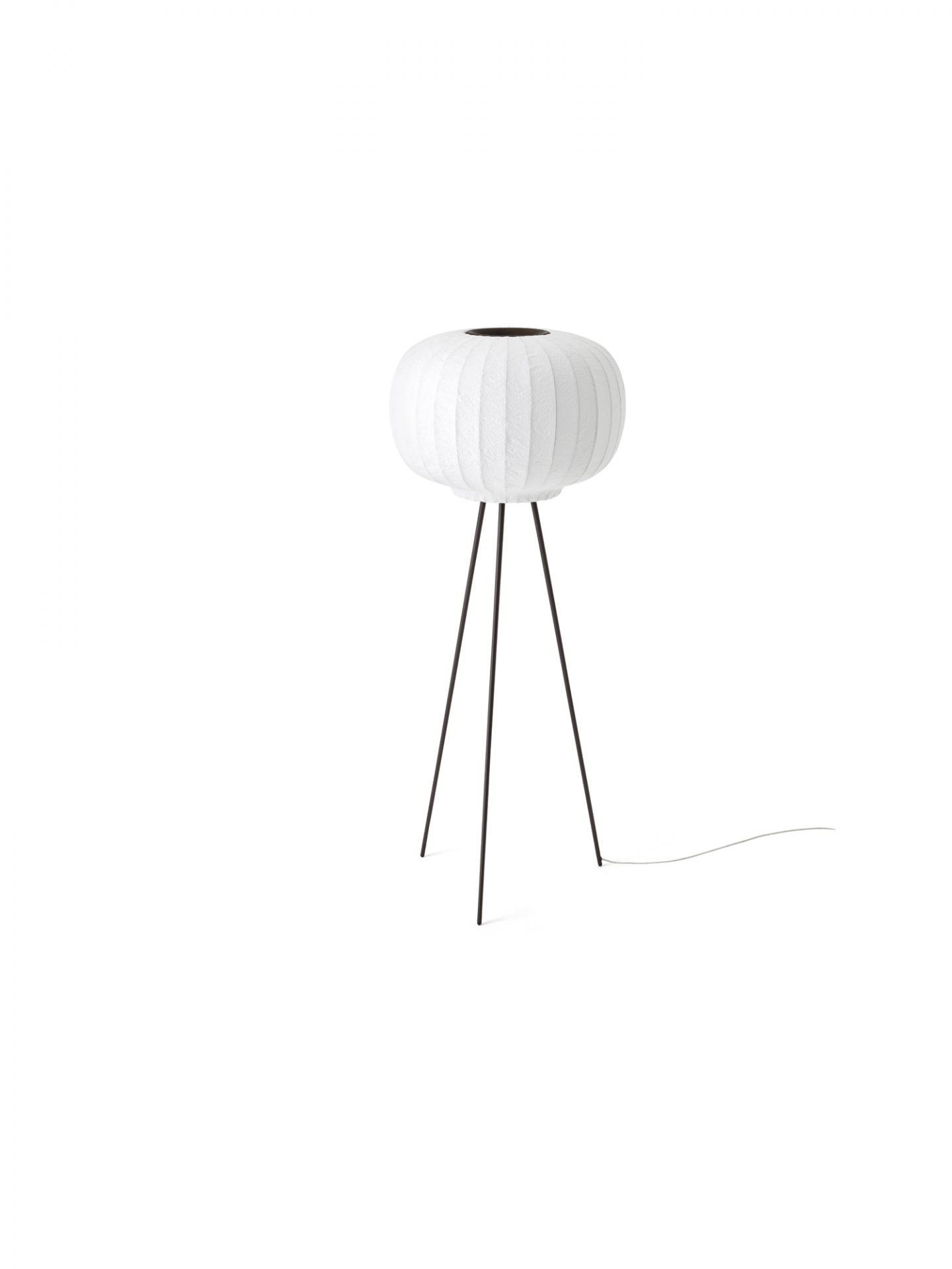 Weiße Paper Floor Lamp Stehleuchte von Vipp mit dunklem Eichenholz-Gestell auf weißem Hintergrund.