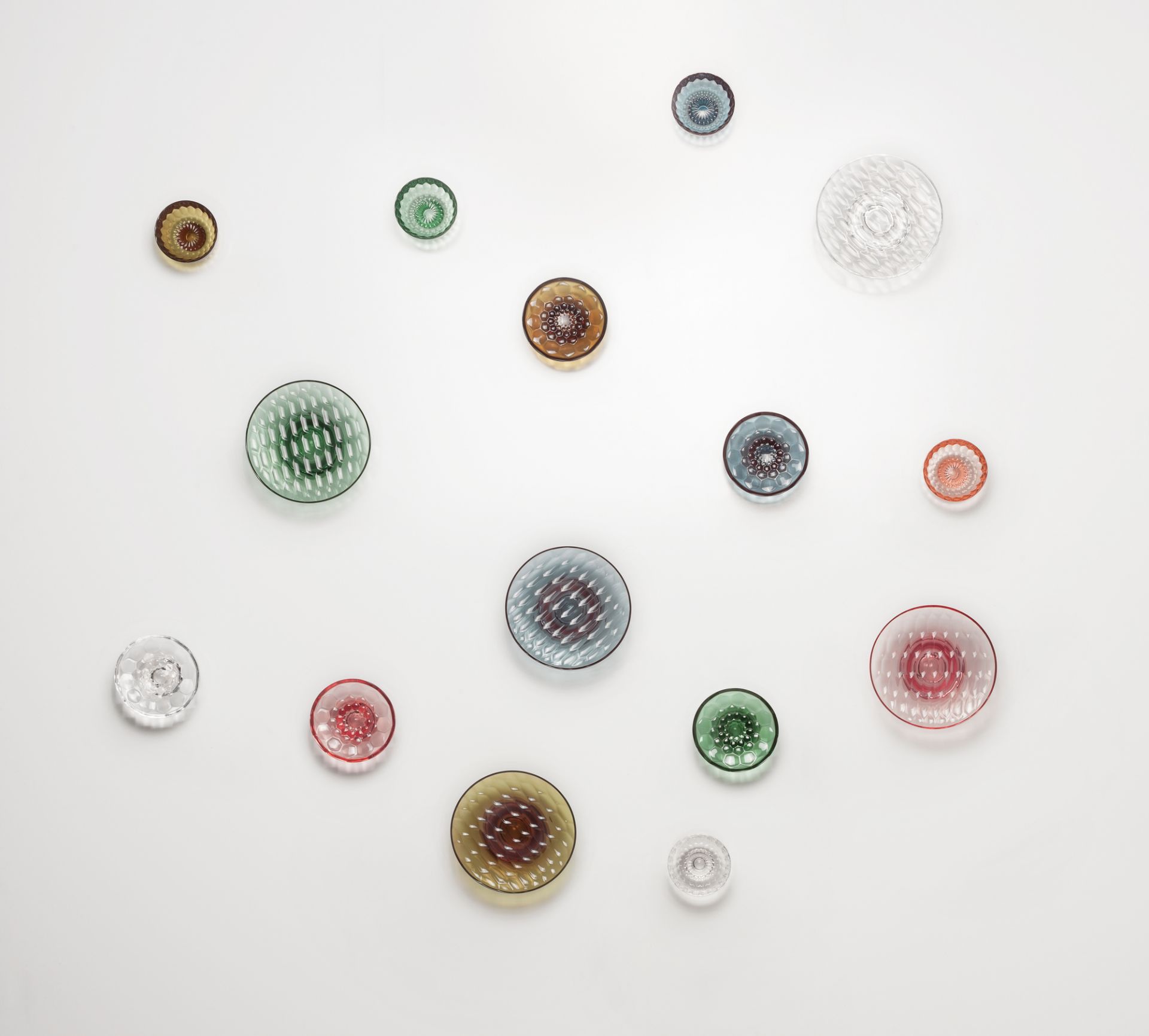 Wandinstallation mit bunten Jellies Coat Hangers Garderobenhaken von Kartell, dekorative Wandhaken in verschiedenen Farben und Größen.