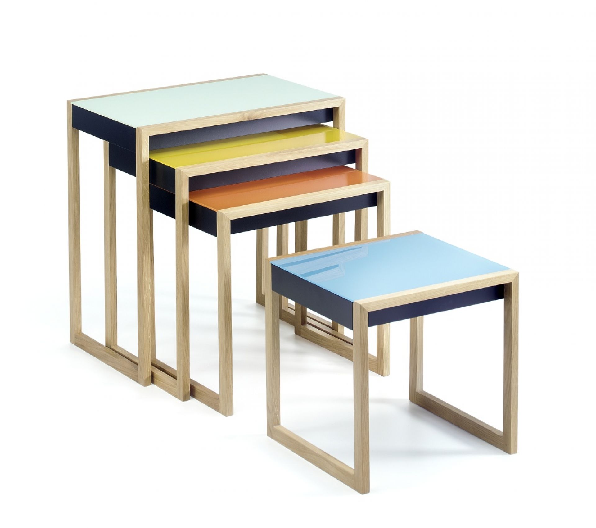 Bauhaus Satztische 4er Set von Klein & More, farbige Beistelltische aus Holz, ineinander geschoben.