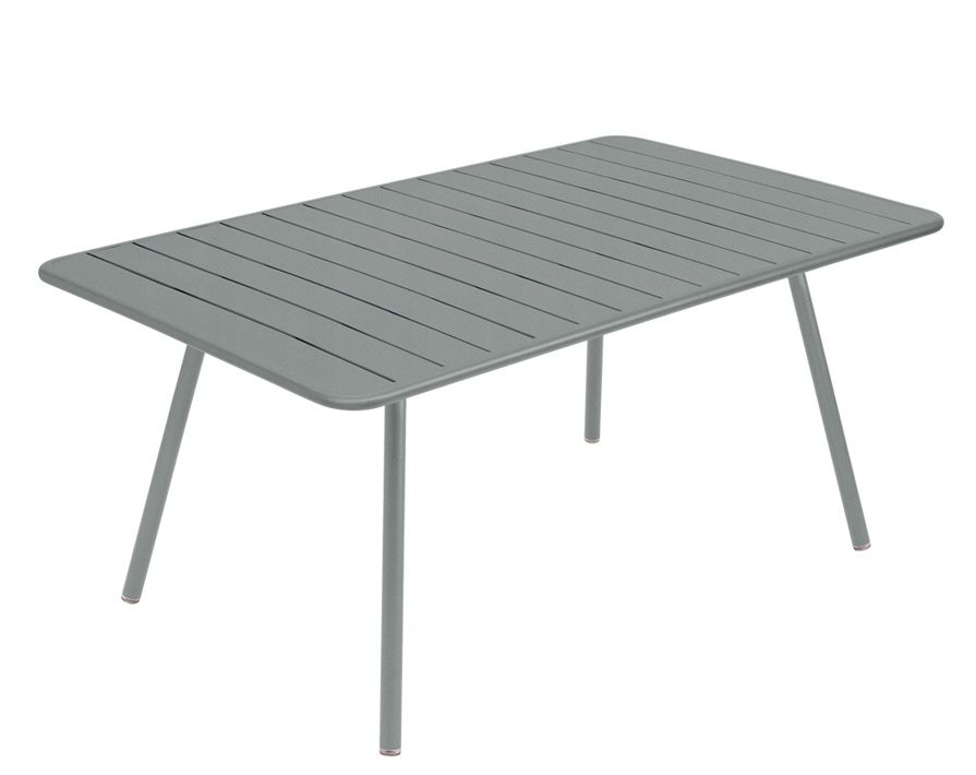 Grauer Luxembourg Tisch von Fermob, ein rechteckiger Gartentisch aus Metall für den Außenbereich.
