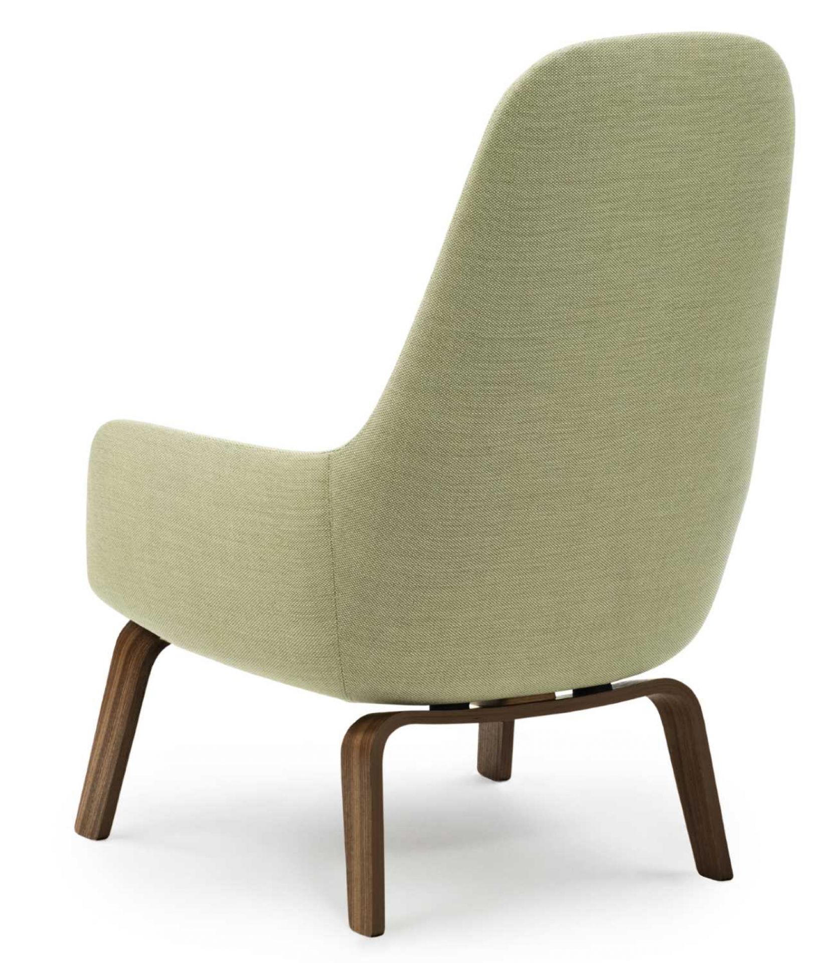 Rückansicht des hellgrünen Era Lounge Sessels von Normann Copenhagen mit hohem Rücken und dunklem Holzfuß.
