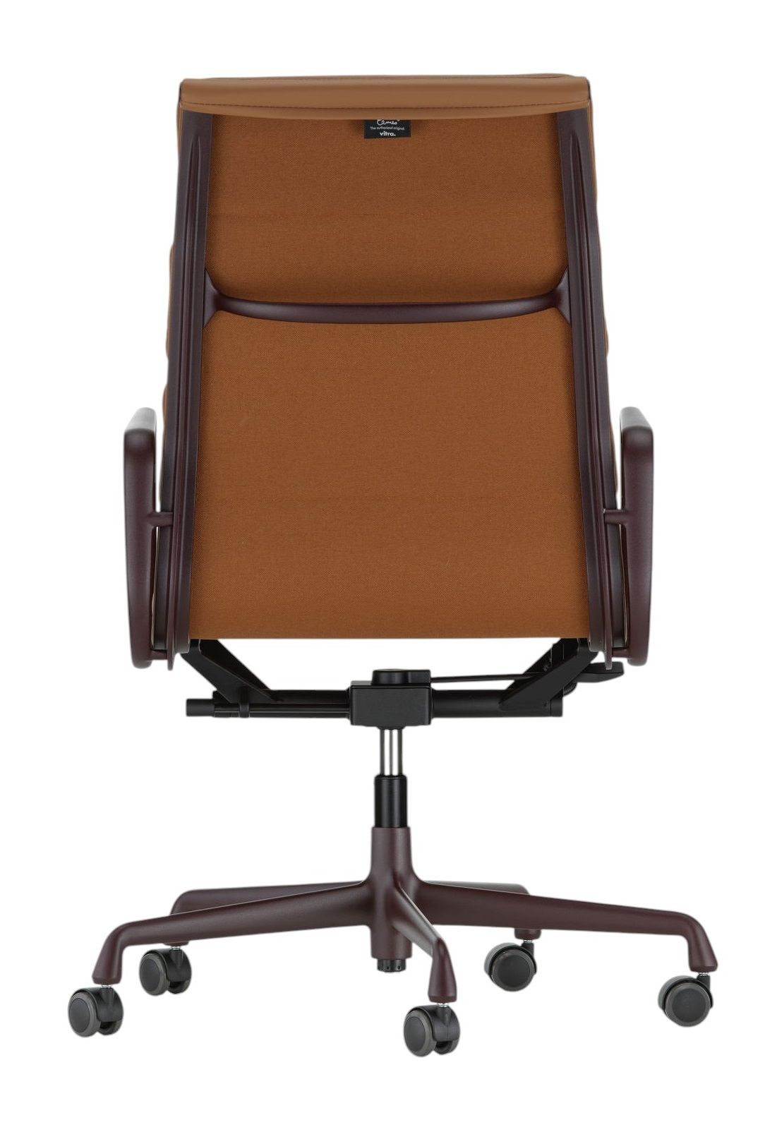 Rückansicht des braunen Vitra Soft Pad Chair EA219 Bürostuhls mit Armlehnen und Rollenfußkreuz.
