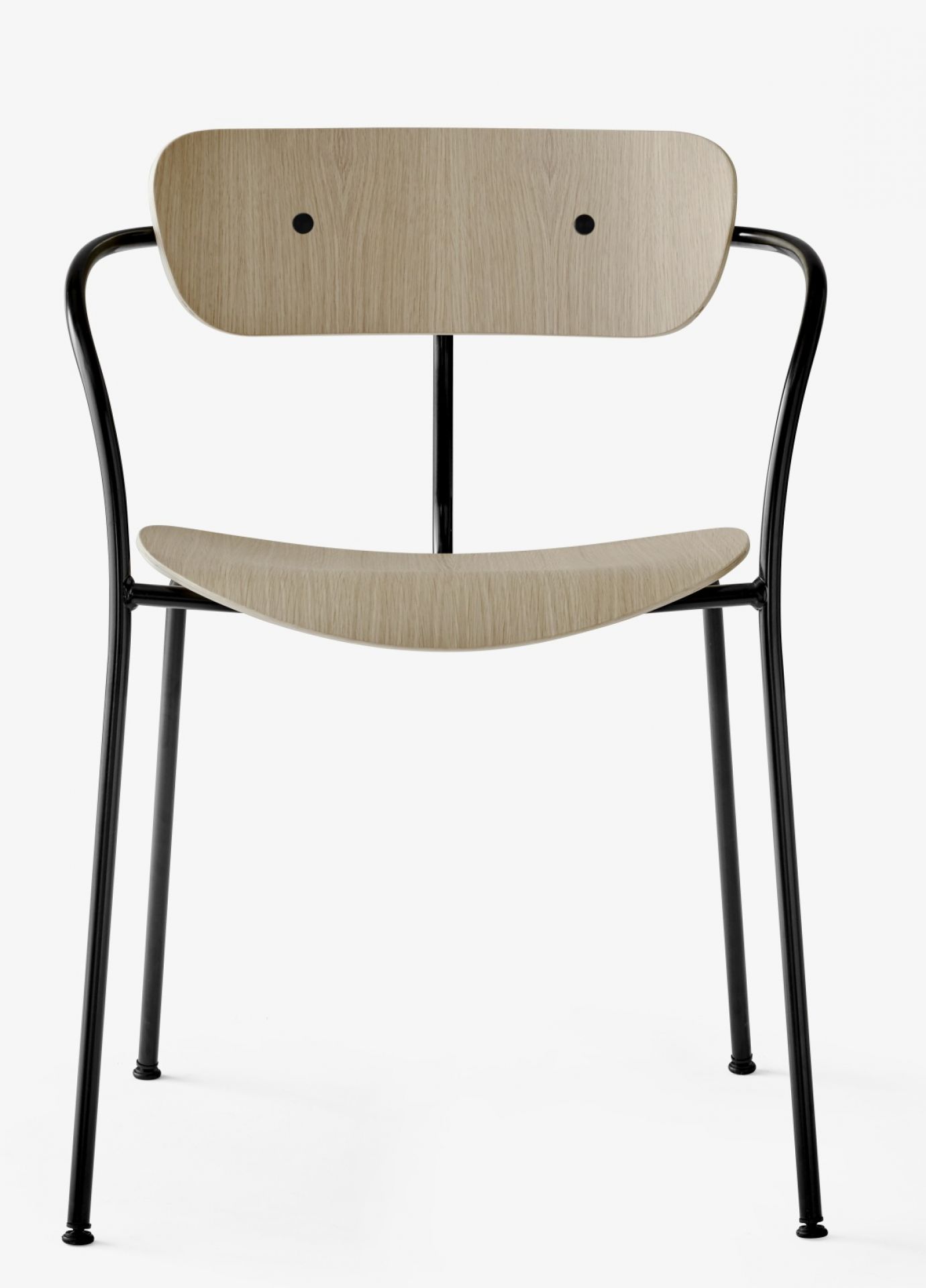 Pavilion AV2 Armchair von AndTradition: Stuhl mit Armlehnen, Eichenholz und schwarzem Metallgestell.