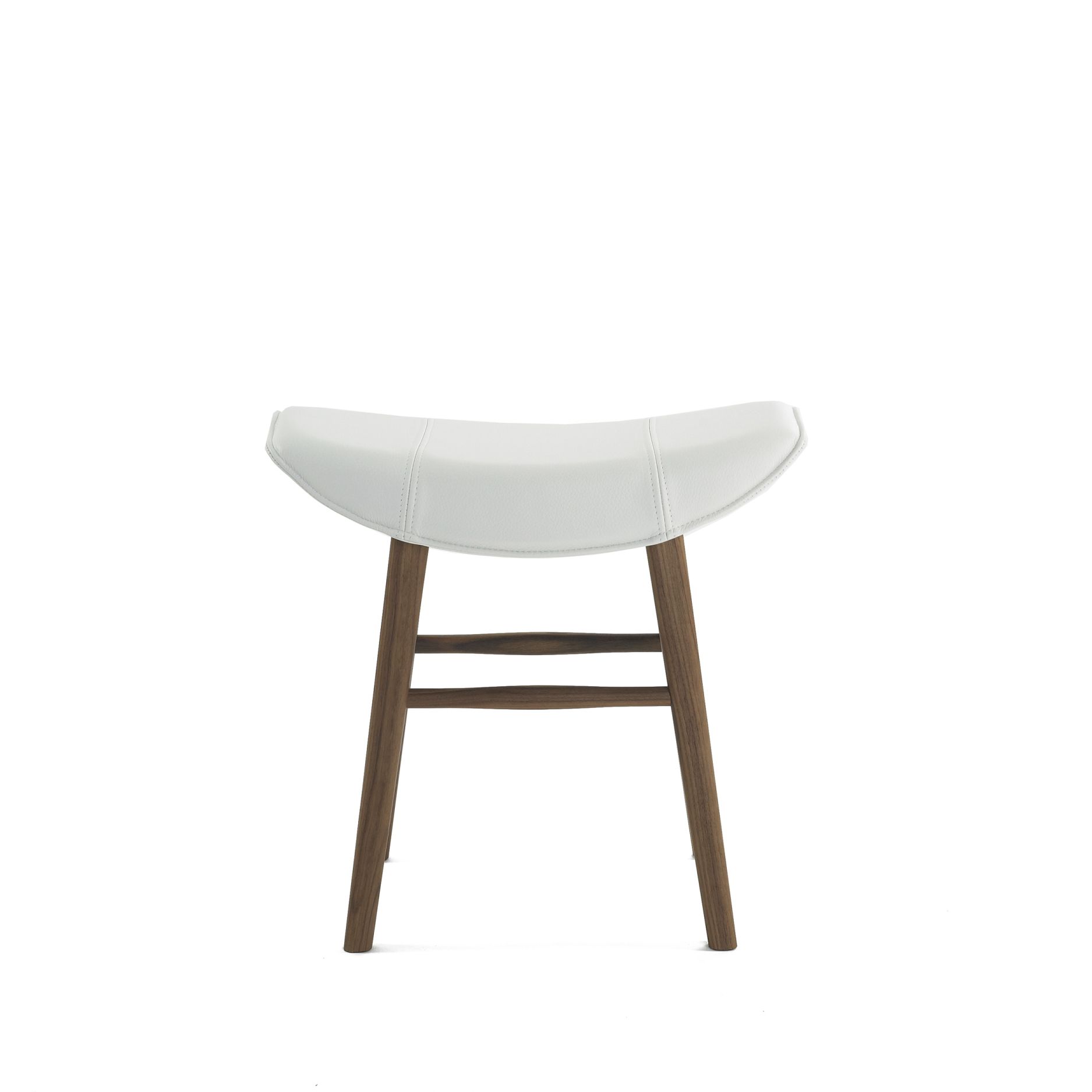 Kya Sitzhocker von Freifrau Manufaktur mit weißem Lederbezug und Holzgestell, moderne Hocker für Wohnzimmer.